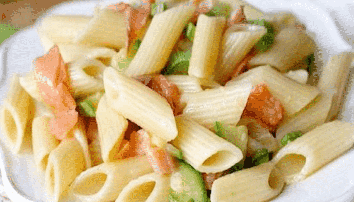 Salada de Macarrão com Salmão