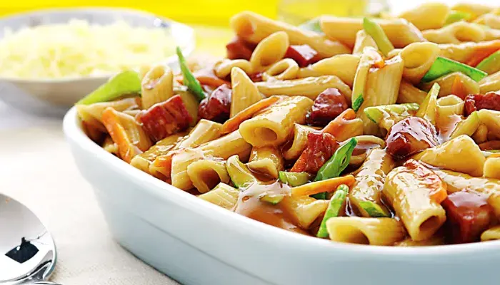 Macarrão Com Legumes e Calabresa