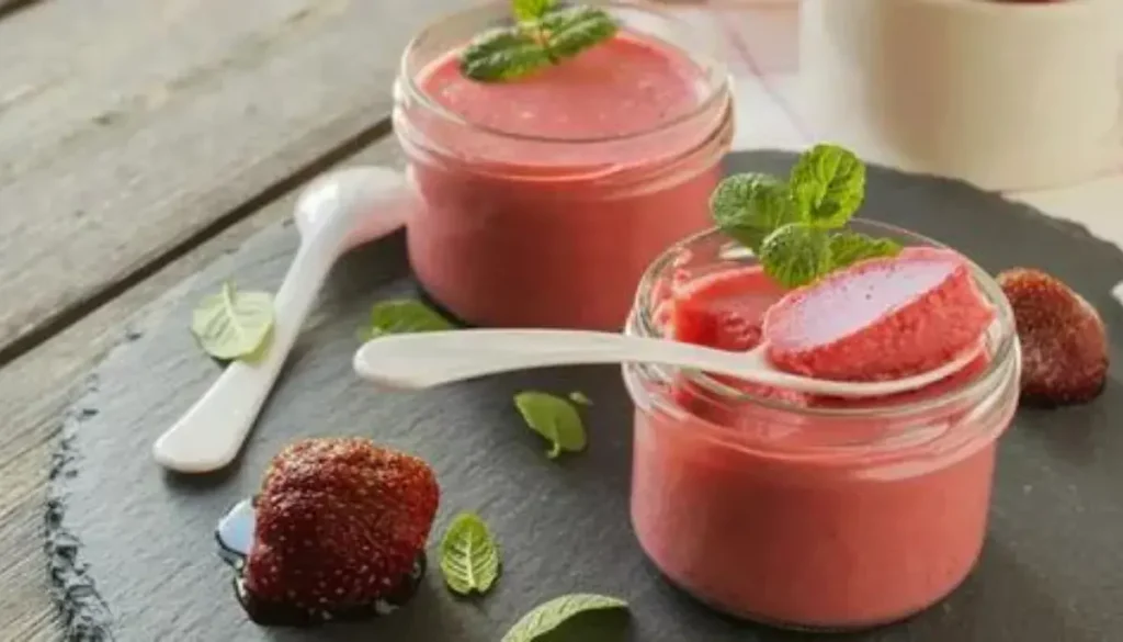 Mousse de Morango Com Tang